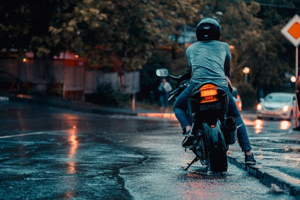 Motard sous la pluie