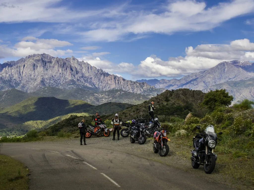 Motards en balade montagneuses