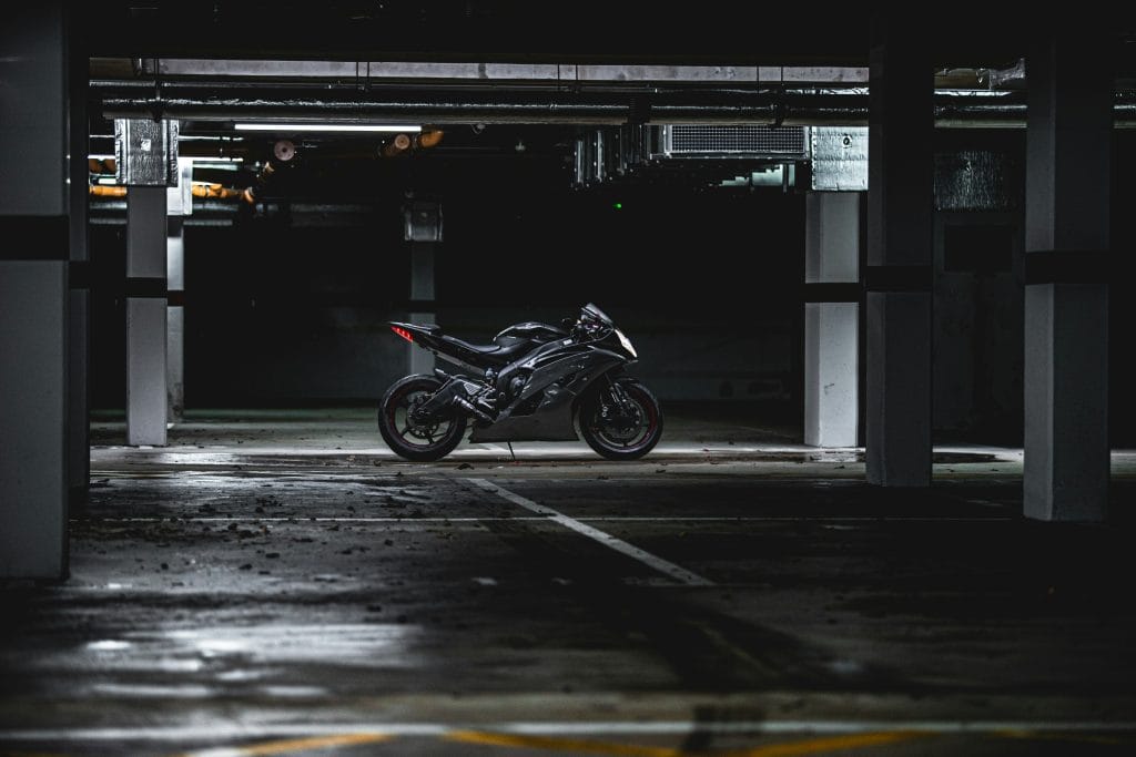 moto dans un garage