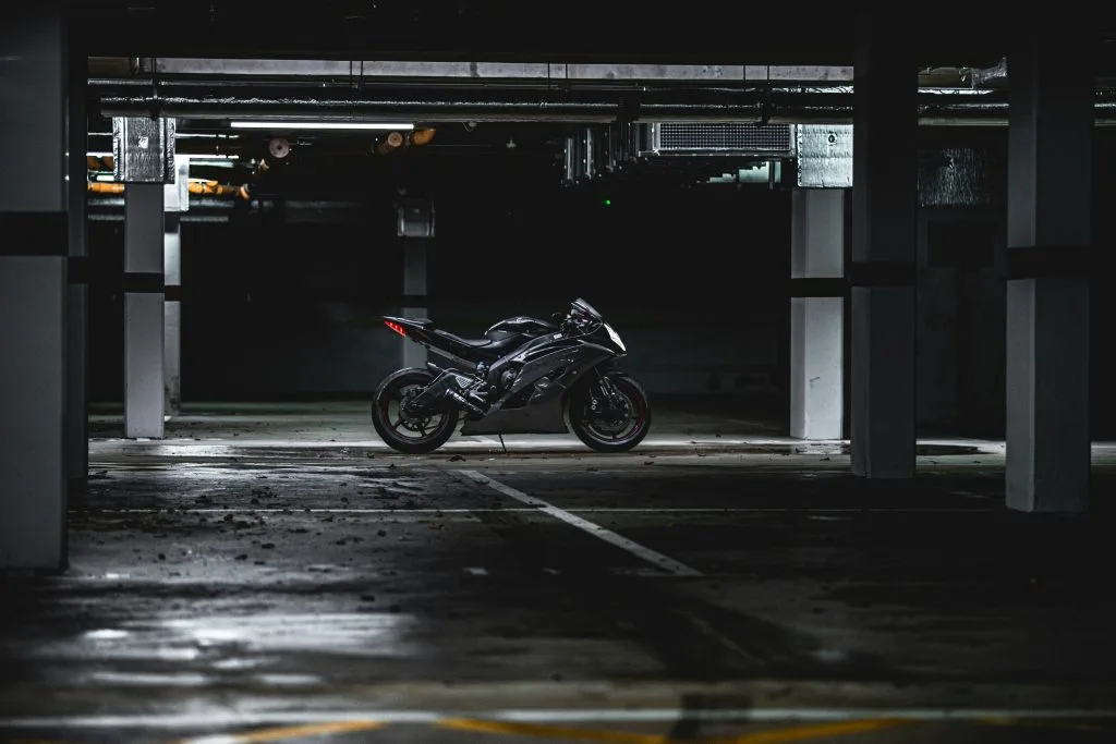 moto dans un garage